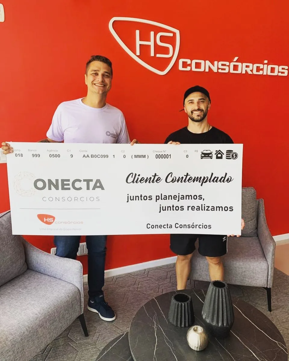 Cliente contemplado segurando carta de crédito da Conecta Consórcios