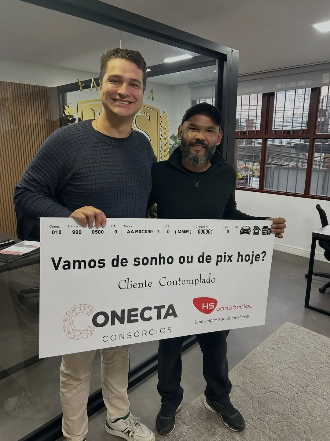 Cliente contemplado segurando carta de crédito da Conecta Consórcios